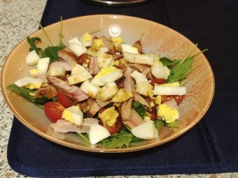 Салат с копченой курицей и зеленью