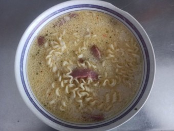 Суп с лапшой быстрого приготовления, жареной колбасой и хренодером