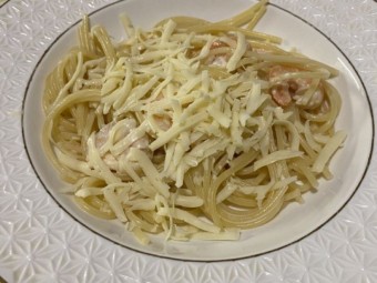 Паста с креветками и сыром маасдам