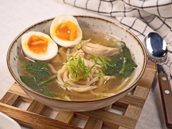 Рамен с острым перцем и зеленью