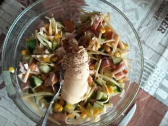 Салат с копченой курочкой за 15 минут