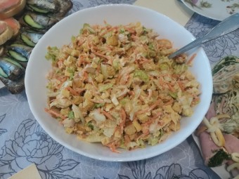 Салат с копченой курицей, пекинской капустой и сухариками