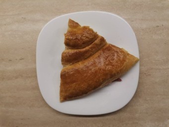 Домашний пирог «Улитка» с ежевикой