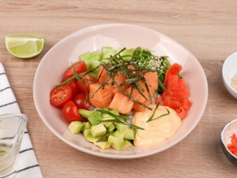 Поке со спайси лососем