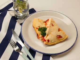 Омлет на ряженке с сосисками и овощами