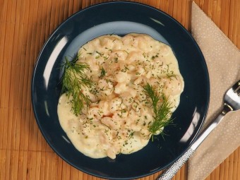 Креветки в сливочном соусе с сыром