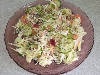 Капустный салат с овощами и сушеной клюквой