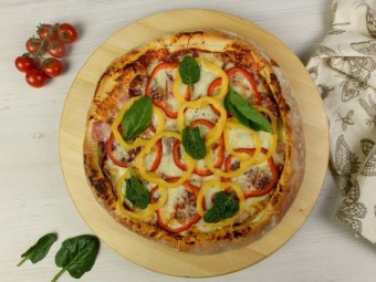 Домашняя пицца с ветчиной, копченой колбасой и болгарским перцем