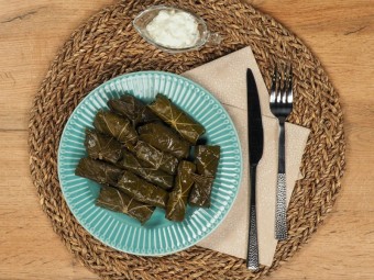 Долма в виноградных листьях