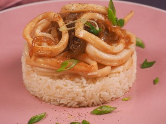 Жареные кальмары в соевом соусе