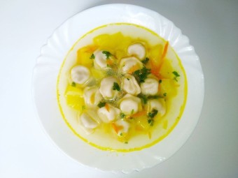 Вкусный суп с пельменями