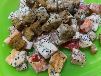 Салат «Жанна» с копченой курицей, овощами и маком