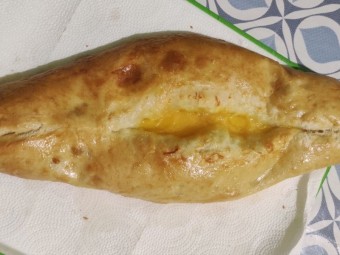 Хачапури по-аджарски с брынзой и сулугуни