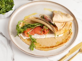 Гречневые блинчики с лососем и взбитой сметаной