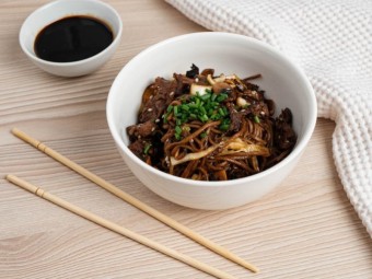 Соба с говядиной и шампиньонами