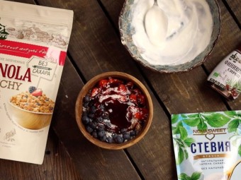 Йогуртный боул с ягодами и кокосовой стружкой