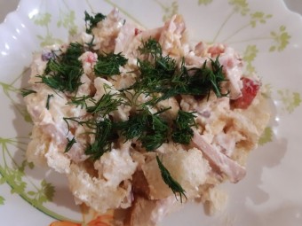 Замечательный салат «Летний восторг» с копченой курицей и помидорами
